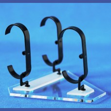 RELOJES    3 unds. sobre peana triangular en 2 filas<br>Medidas: 150 x 130 x 105  mm<br>